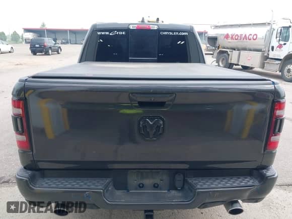 2022 Ram 1500 Laramie z VIN 1C6SRFJM3NN104261, wystawiony jako IAAI lot #42700393 z przebiegiem 99 055 mil mil oraz . Historia ofert i sprzedaży dostępna na DreamBid. Obrazek 16.