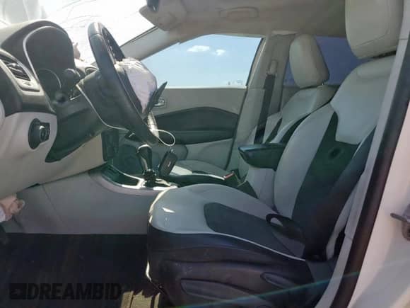 2019 Jeep Compass Latitude z VIN 3C4NJCBB5KT726090, wystawiony jako Copart lot #67247035 z przebiegiem 138 305 mil mil oraz Szkoda całkowita • Salvage title. Historia ofert i sprzedaży dostępna na DreamBid. Obrazek 7.