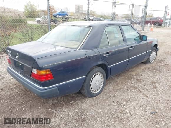 1992 Mercedes-Benz 300 с VIN WDBEA30E5NB702485, выставлен на аукционе IAAI как лот 43512145 с пробегом 279 330 миль миль и . История ставок и продаж доступна на DreamBid. Изображение 4.