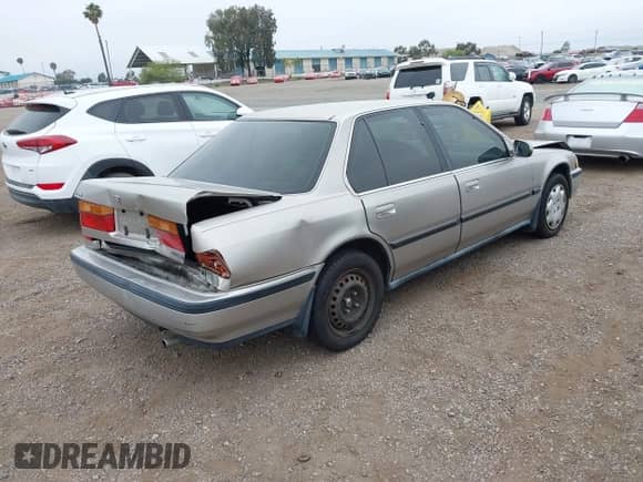 1991 Honda Accord LX z VIN JHMCB7655MC000372, wystawiony jako IAAI lot #42372597 z przebiegiem 153 129 mil mil oraz . Historia ofert i sprzedaży dostępna na DreamBid. Obrazek 4.