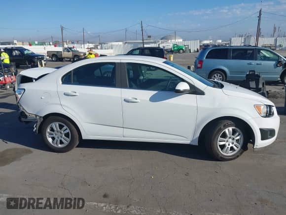 2013 Chevrolet Sonic LT z VIN 1G1JC5SG1D4163184, wystawiony jako IAAI lot #43299118 z przebiegiem 131 205 mil mil oraz . Historia ofert i sprzedaży dostępna na DreamBid. Obrazek 13.