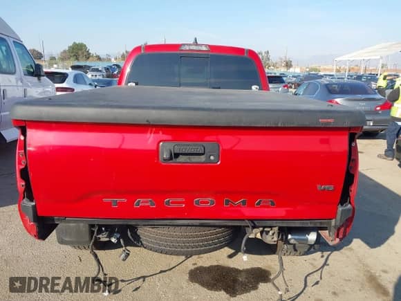 2020 Toyota Tacoma SR5 z VIN 3TMBZ5DN1LM024276, wystawiony jako IAAI lot #41454565 z przebiegiem 76 461 mil mil oraz . Historia ofert i sprzedaży dostępna na DreamBid. Obrazek 17.