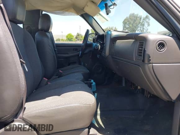 2005 GMC Sierra 1500 Work Truck z VIN 1GTEC14X75Z175455, wystawiony jako IAAI lot #42353284 z przebiegiem 255 724 mil mil oraz . Historia ofert i sprzedaży dostępna na DreamBid. Obrazek 5.