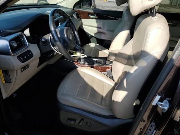 2017 Kia Sorento EX z VIN 5XYPH4A15HG207057, wystawiony jako Copart lot #55059615 z przebiegiem 133 897 mil mil oraz Szkoda całkowita • Salvage title. Historia ofert i sprzedaży dostępna na DreamBid. Obrazek 7.