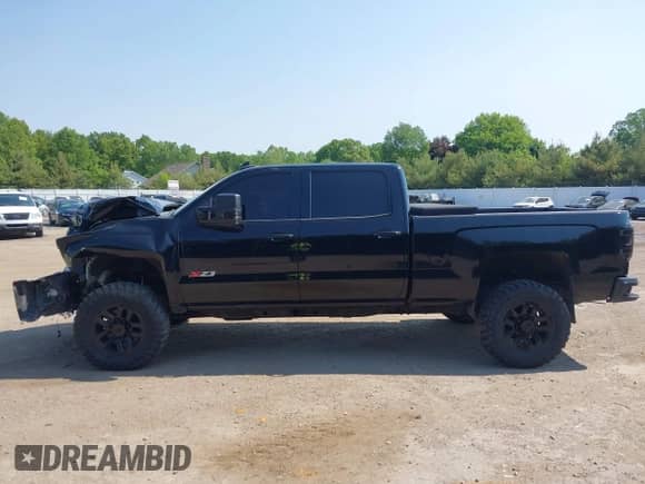 2017 Chevrolet Silverado 2500HD LT z VIN 1GC1KVEY2HF115380, wystawiony jako IAAI lot #42371106 z przebiegiem 85 281 mil mil oraz . Historia ofert i sprzedaży dostępna na DreamBid. Obrazek 14.
