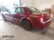 2007 Chrysler 300 C z VIN 2C3KA63H97H617823, wystawiony jako IAAI lot #42703136 z przebiegiem 171 330 mil mil oraz . Historia ofert i sprzedaży dostępna na DreamBid. Obrazek 3.