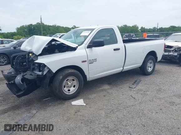 2019 Ram 1500 Tradesman z VIN 3C6JR6DT0KG636053, wystawiony jako IAAI lot #42329246 z przebiegiem 29 261 mil mil oraz . Historia ofert i sprzedaży dostępna na DreamBid. Obrazek 17.