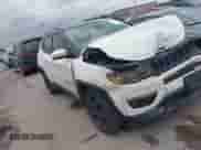 2019 Jeep Compass Altitude z VIN 3C4NJCBB5KT615720, wystawiony jako IAAI lot #42148757 z przebiegiem 205 016 mil mil oraz . Historia ofert i sprzedaży dostępna na DreamBid. Obrazek 1.