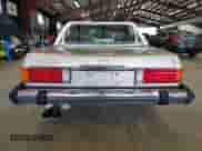 1985 Mercedes-Benz 380 z VIN WDBBA45C8FA035077, wystawiony jako Copart lot #84003385 z przebiegiem 127 403 mil mil oraz Czysty tytuł • Clean title. Historia ofert i sprzedaży dostępna na DreamBid. Obrazek 7.