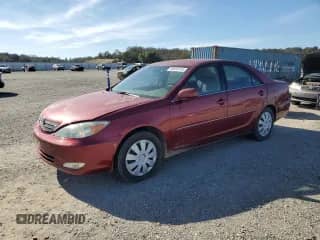 2003 Toyota Camry LE z VIN JTDBE32K930150056, wystawiony jako Copart lot #89453415 z przebiegiem 210 778 mil mil oraz Szkoda całkowita • Salvage title. Historia ofert i sprzedaży dostępna na DreamBid. Obrazek 1.