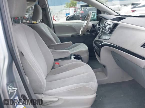 2014 Toyota Sienna LE z VIN 5TDJK3DC1ES080711, wystawiony jako IAAI lot #41910679 z przebiegiem 118 788 mil mil oraz . Historia ofert i sprzedaży dostępna na DreamBid. Obrazek 5.