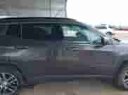 2020 Jeep Compass Latitude z VIN 3C4NJCBB4LT258791, wystawiony jako IAAI lot #42699336 z przebiegiem 36 583 mil mil oraz . Historia ofert i sprzedaży dostępna na DreamBid. Obrazek 12.