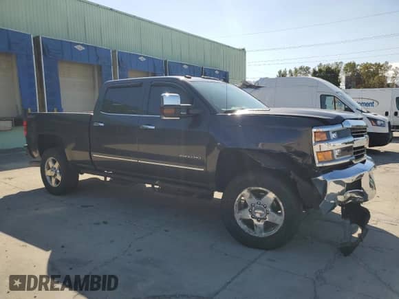 2015 Chevrolet Silverado 2500HD LTZ z VIN 1GC1KWE80FF675823, wystawiony jako Copart lot #80006275 z przebiegiem 153 818 mil mil oraz Szkoda całkowita • Salvage title. Historia ofert i sprzedaży dostępna na DreamBid. Obrazek 4.