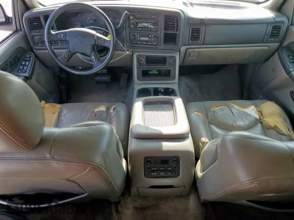 2003 Chevrolet Suburban LT z VIN 3GNGC26UX3G261624, wystawiony jako Copart lot #61983855 z przebiegiem 314 782 mil mil oraz Czysty tytuł • Clean title. Historia ofert i sprzedaży dostępna na DreamBid. Obrazek 8.