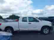 2012 Toyota Tundra z VIN 5TFRU5F10CX026554, wystawiony jako IAAI lot #43010233 z przebiegiem 221 656 mil mil oraz . Historia ofert i sprzedaży dostępna na DreamBid. Obrazek 13.