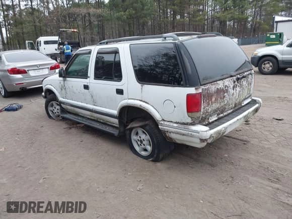 1997 Chevrolet Blazer LS z VIN 1GNDT13W3VK195996, wystawiony jako IAAI lot #41777945 z przebiegiem 203 430 mil mil oraz . Historia ofert i sprzedaży dostępna na DreamBid. Obrazek 3.