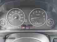 2013 BMW 3 Series 320i xDrive z VIN WBA3C3C5XDF978535, wystawiony jako IAAI lot #43579123 z przebiegiem 309 255 mil mil oraz . Historia ofert i sprzedaży dostępna na DreamBid. Obrazek 7.