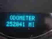 2010 Chevrolet Suburban LT z VIN 1GNUCJE07AR268426, wystawiony jako IAAI lot #42523275 z przebiegiem 252 841 mil mil oraz . Historia ofert i sprzedaży dostępna na DreamBid. Obrazek 16.