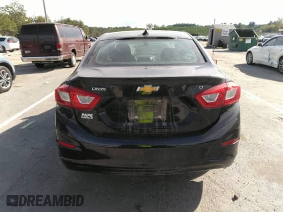 2017 Chevrolet Cruze LT с VIN 1G1BE5SMXH7197701, выставлен на аукционе IAAI как лот 43202080 с пробегом Не указан миль и . История ставок и продаж доступна на DreamBid. Изображение 16.