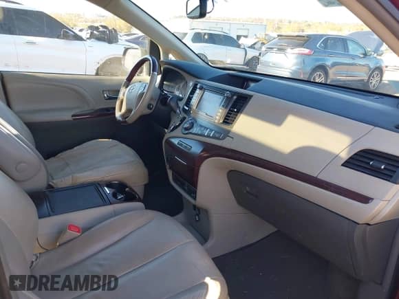 2012 Toyota Sienna XLE z VIN 5TDDK3DC5CS039427, wystawiony jako IAAI lot #43516721 z przebiegiem 227 973 mil mil oraz . Historia ofert i sprzedaży dostępna na DreamBid. Obrazek 5.