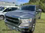 2019 Ram 1500 Big Horn z VIN 1C6SRFFT8KN668838, wystawiony jako IAAI lot #43370126 z przebiegiem 186 629 mil mil oraz . Historia ofert i sprzedaży dostępna na DreamBid. Obrazek 2.