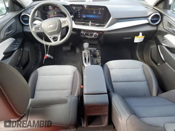 2025 Chevrolet Trax LT z VIN KL77LHEP1SC320694, wystawiony jako Copart lot #81635035 z przebiegiem 1 613 mil mil oraz Szkoda całkowita • Salvage title. Historia ofert i sprzedaży dostępna na DreamBid. Obrazek 8.