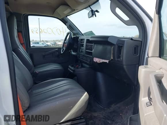 2023 Chevrolet Express Cargo z VIN 1GCWGBFP6P1242592, wystawiony jako IAAI lot #40702654 z przebiegiem 19 163 mil mil oraz . Historia ofert i sprzedaży dostępna na DreamBid. Obrazek 5.