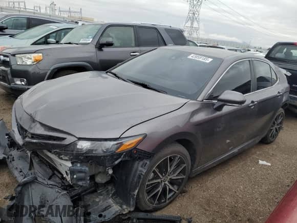 2023 Toyota Camry SE z VIN 4T1G11AK9PU155758, wystawiony jako Copart lot #42059185 z przebiegiem 18 622 mil mil oraz Czysty tytuł • Clean title. Historia ofert i sprzedaży dostępna na DreamBid. Obrazek 1.