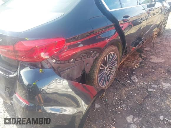 2019 BMW 5 Series 530i с VIN WBAJA5C53KBX46825, выставлен на аукционе IAAI как лот 42670532 с пробегом 65 190 миль миль и . История ставок и продаж доступна на DreamBid. Изображение 20.