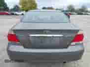 2005 Toyota Camry LE z VIN 4T1BF30K35U604602, wystawiony jako IAAI lot #43415458 z przebiegiem 217 265 mil mil oraz . Historia ofert i sprzedaży dostępna na DreamBid. Obrazek 16.