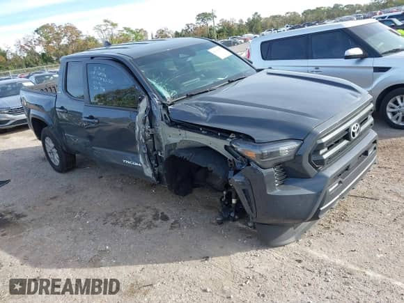 2024 Toyota Tacoma SR5 z VIN 3TYKB5FN2RT006528, wystawiony jako IAAI lot #41229887 z przebiegiem 16 530 mil mil oraz . Historia ofert i sprzedaży dostępna na DreamBid. Obrazek 1.