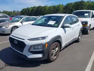 2019 Hyundai Kona SE z VIN KM8K12AA1KU246913, wystawiony jako IAAI lot #43275699 z przebiegiem 77 695 mil mil oraz . Historia ofert i sprzedaży dostępna na DreamBid. Obrazek 2.