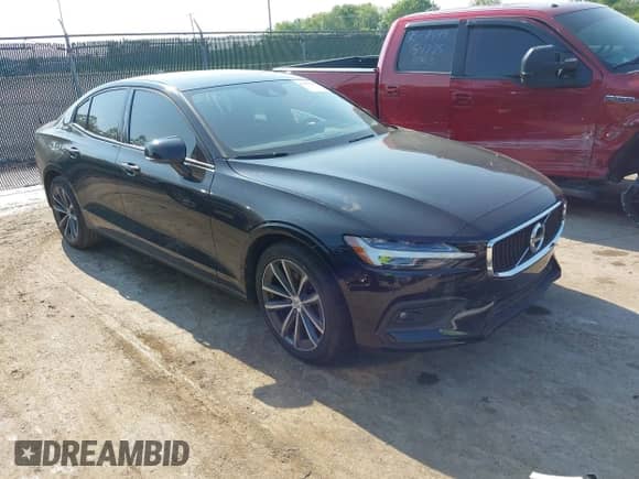 2021 Volvo S60 Momentum z VIN 7JR102FK4MG095573, wystawiony jako IAAI lot #42458143 z przebiegiem 46 204 mil mil oraz . Historia ofert i sprzedaży dostępna na DreamBid. Obrazek 1.