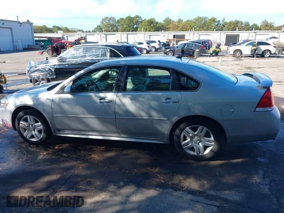 2013 Chevrolet Impala LT z VIN 2G1WB5E32D1173137, wystawiony jako IAAI lot #43435452 z przebiegiem 42 297 mil mil oraz . Historia ofert i sprzedaży dostępna na DreamBid. Obrazek 14.