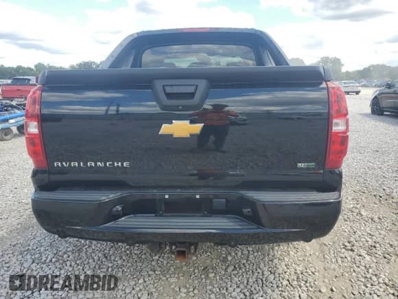 2011 Chevrolet Avalanche LTZ z VIN 3GNTKGE3XBG135334, wystawiony jako Copart lot #70121585 z przebiegiem 103 522 mil mil oraz Szkoda całkowita • Salvage title. Historia ofert i sprzedaży dostępna na DreamBid. Obrazek 6.