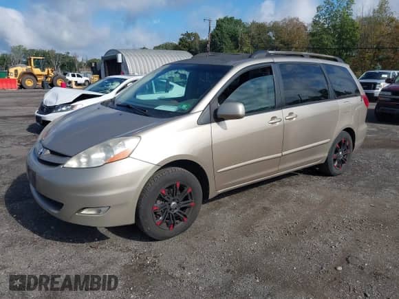 2006 Toyota Sienna XLE z VIN 5TDZA22C36S580227, wystawiony jako IAAI lot #43320123 z przebiegiem 328 503 mil mil oraz . Historia ofert i sprzedaży dostępna na DreamBid. Obrazek 2.