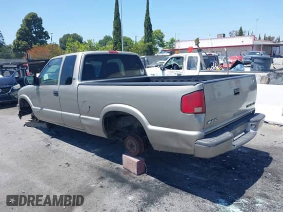 2001 Chevrolet S-10 LS with VIN 1GCCS195518156341, listed as a IAAI auction lot 42290799 with Not provided miles and . Bid and sale history available at DreamBid. Image 3.