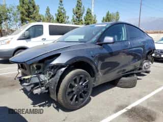 2024 Tesla Model Y Long Range with VIN 7SAYGAEE3RF074975, listed as a Copart auction lot 66723994 with 2,571 mi miles and Salvage title. Bid and sale history available at DreamBid. Image 1.