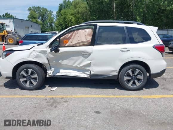 2018 Subaru Forester Premium z VIN JF2SJAGC9JH465554, wystawiony jako IAAI lot #42656773 z przebiegiem Nie podano mil oraz . Historia ofert i sprzedaży dostępna na DreamBid. Obrazek 13.