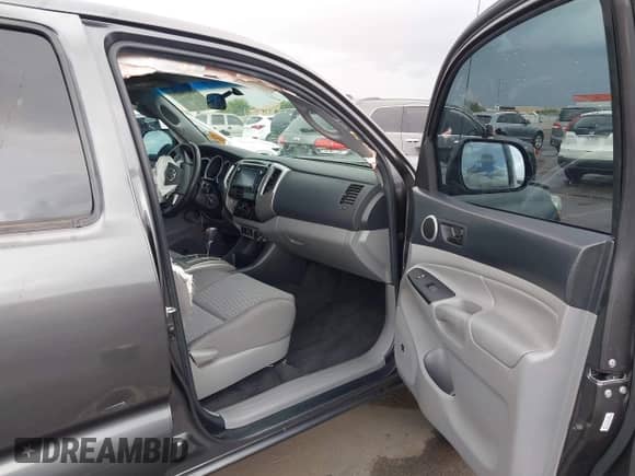 2015 Toyota Tacoma PreRunner z VIN 3TMJU4GN0FM185366, wystawiony jako IAAI lot #43316251 z przebiegiem 77 520 mil mil oraz . Historia ofert i sprzedaży dostępna na DreamBid. Obrazek 5.