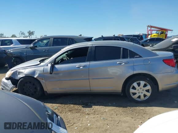 2014 Chrysler 200 LX с VIN 1C3CCBAB8EN237320, выставлен на аукционе IAAI как лот 43551760 с пробегом 130 648 миль миль и . История ставок и продаж доступна на DreamBid. Изображение 14.