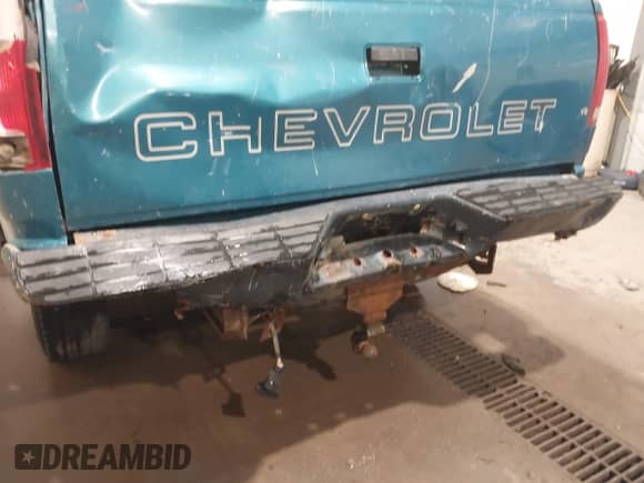 1998 Chevrolet Silverado 1500 z VIN 1GCEK19R9WE194708, wystawiony jako IAAI lot #42548241 z przebiegiem 197 471 mil mil oraz . Historia ofert i sprzedaży dostępna na DreamBid. Obrazek 6.