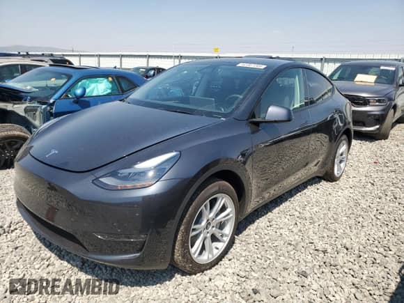 2024 Tesla Model Y Long Range with VIN 7SAYGDEE1RF064558, listed as a Copart auction lot 62367204 with 2,706 mi miles and Salvage title. Bid and sale history available at DreamBid. Image 1.