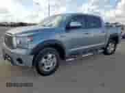 2013 Toyota Tundra Platinum с VIN 5TFFY5F10DX145553, выставлен на аукционе Copart как лот 82311405 с пробегом 142 592 миль миль и Списание • Salvage title. История ставок и продаж доступна на DreamBid. Изображение 1.