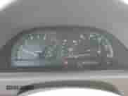 2003 Toyota Camry LE z VIN JTDBE32K830165731, wystawiony jako Copart lot #90081015 z przebiegiem 238 197 mil mil oraz Czysty tytuł • Clean title. Historia ofert i sprzedaży dostępna na DreamBid. Obrazek 9.