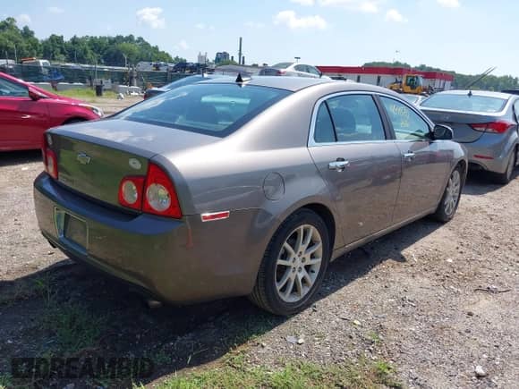 2012 Chevrolet Malibu LTZ z VIN 1G1ZG5E7XCF294023, wystawiony jako IAAI lot #42849791 z przebiegiem 99 989 mil mil oraz . Historia ofert i sprzedaży dostępna na DreamBid. Obrazek 4.