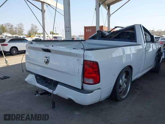 2014 Ram 1500 Express z VIN 3C6JR6AT4EG285012, wystawiony jako IAAI lot #42867183 z przebiegiem Nie podano mil oraz . Historia ofert i sprzedaży dostępna na DreamBid. Obrazek 4.