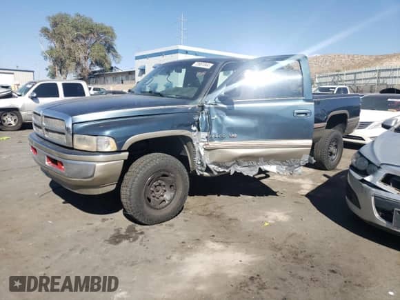 1999 Dodge 2500 z VIN 3B7KF23W6XG191514, wystawiony jako Copart lot #73981044 z przebiegiem 157 342 mil mil oraz Szkoda całkowita • Salvage title. Historia ofert i sprzedaży dostępna na DreamBid. Obrazek 1.