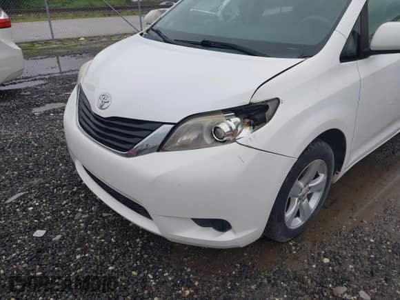 2014 Toyota Sienna L with VIN 5TDZK3DC1ES450560, listed as a IAAI auction lot 42907243 with Not provided miles and . Bid and sale history available at DreamBid. Image 6.