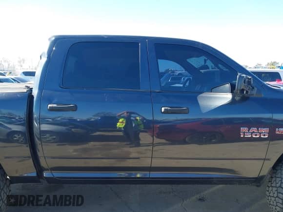 2018 Ram 1500 Express z VIN 1C6RR6KT5JS155244, wystawiony jako IAAI lot #41349010 z przebiegiem 118 327 mil mil oraz . Historia ofert i sprzedaży dostępna na DreamBid. Obrazek 13.